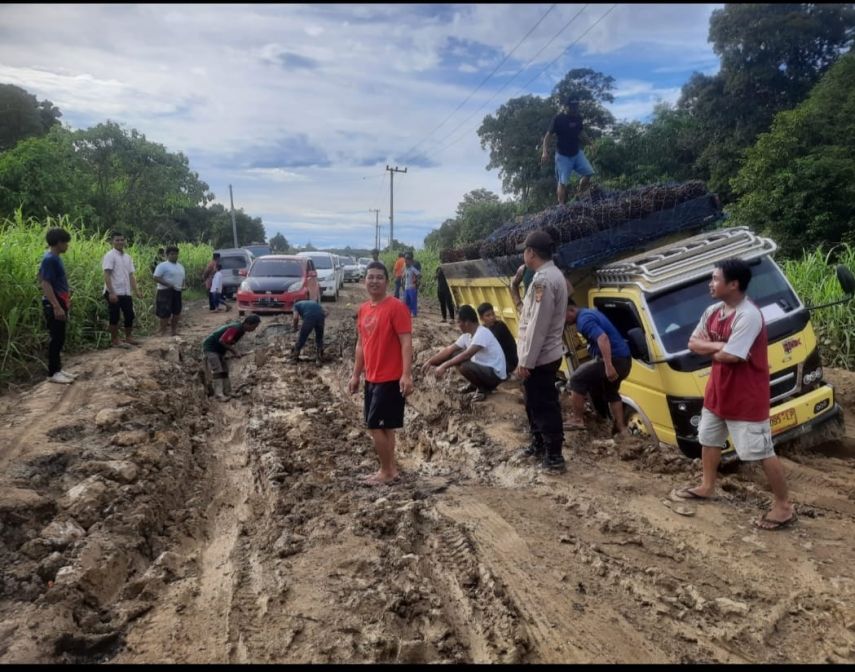 Jalan Rusak Berlumpur di Desa Teluk Muda Ditangani Sementara