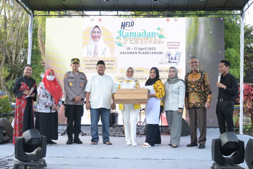 Meriah, Hetifah Buka HeLo Ramadan Festival dengan Membagikan 4.500 Kue Keroncong