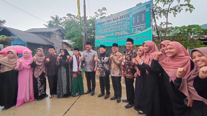 Kunjungi Yayasan Pendidikan Islam Pinang Seribu, Menteri ATR/BPN Hadi Tjahjanto Serahkan Sertifikat Wakaf