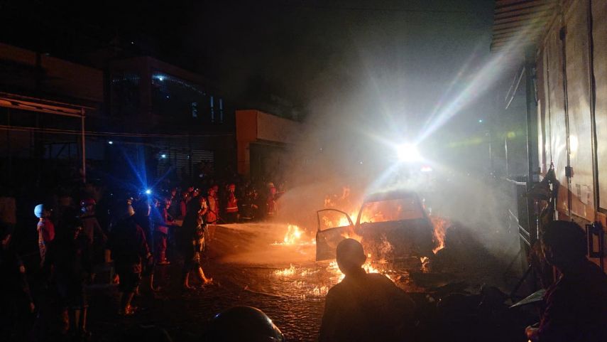 Mobil Pengetap BBM Hangus Terbakar, 4 Orang Dilarikan Ke Rumah Sakit  akibat Terkena Ledakan