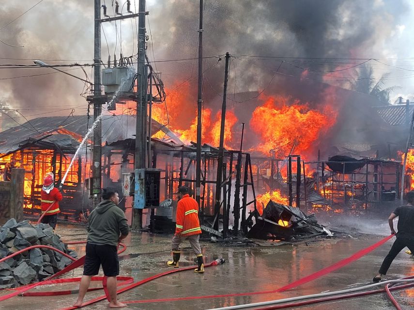 Dua Bangunan di Tenggarong Terbakar, Satu Orang Alami Luka Bakar