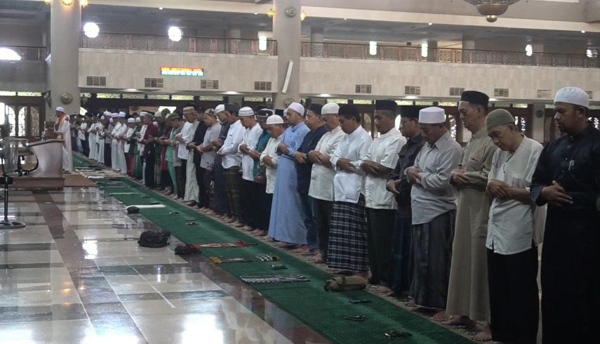 Ratusan Warga Muslim di Samarinda Lakukan Sholat Gerhana Matahari