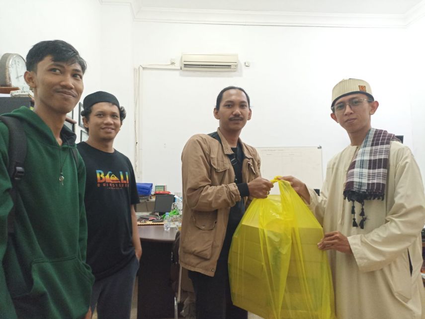 Peduli Sesama, Jurnalis Samarinda Berbagi Nasi Kotak kepada Warga