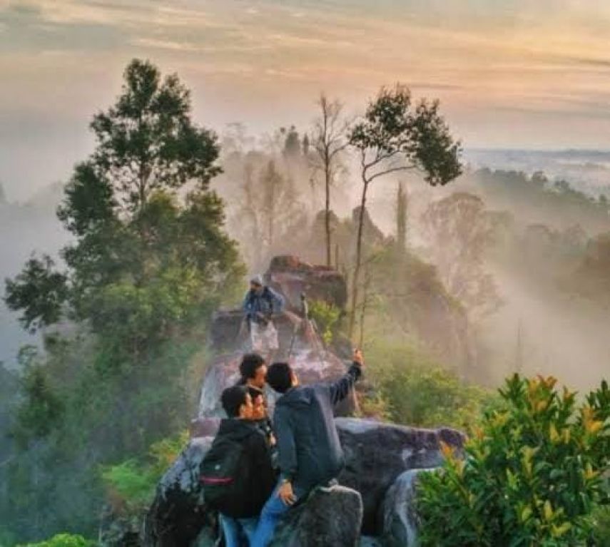 Destinasi Wisata Batu Dinding Samboja Barat Cocok Buat Para Penjelajah Alam