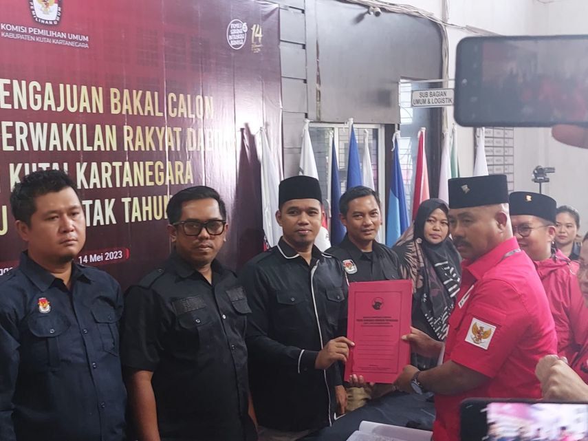 Jalan Kaki, PDI-P Kukar Resmi Daftarkan 45 Bacaleg ke KPU