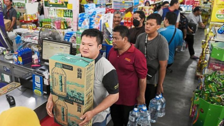 Malaysia Alami Kekeringan, Warga Panic Buying Air Minum Kemasan