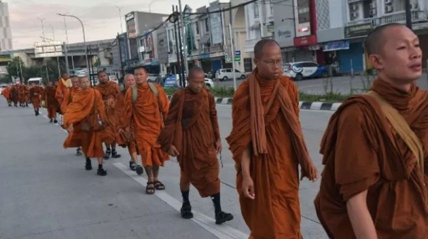 Mengenal Ritual Thudong, Aksi Para Bhante Berjalan Kaki dari Thailand Menuju Candi Borobudur