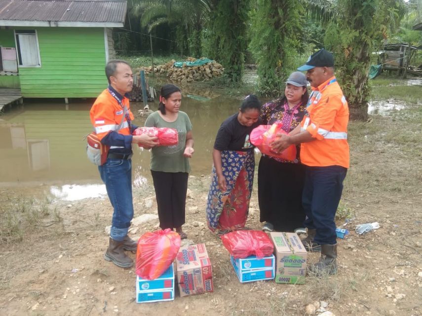 PT Indexim Coalindo Salurkan Bantuan bagi Warga Terdampak Banjir di Kecamatan Kaubun