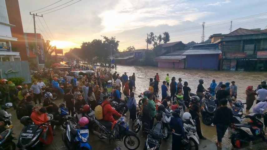 Hujan Deras, Ratusan Motor Terjebak Banjir di Simpang Alaya