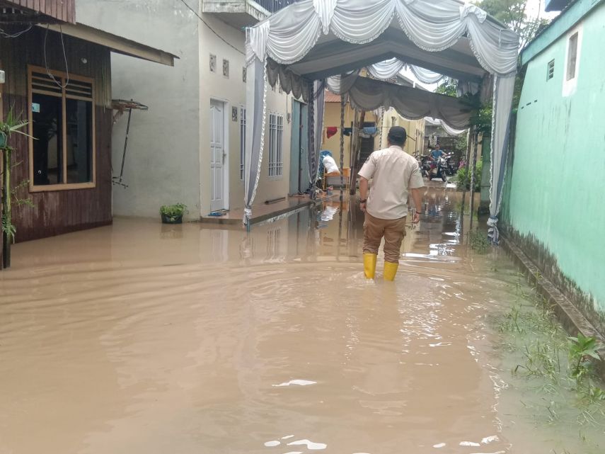 Update Terkini Banjir Samarinda, Jalan Padat Karya Loa Bakung Masih Selutut Orang Dewasa