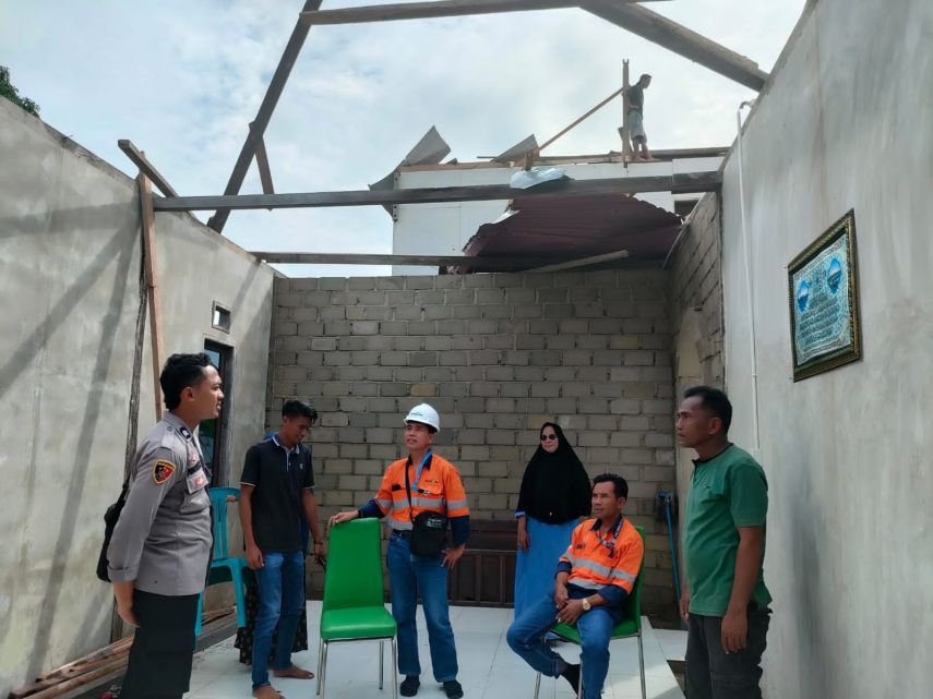 PT Indexim Coalindo Distribusikan Bantuan bagi Warga Terdampak Puting Beliung di Desa Selangkau