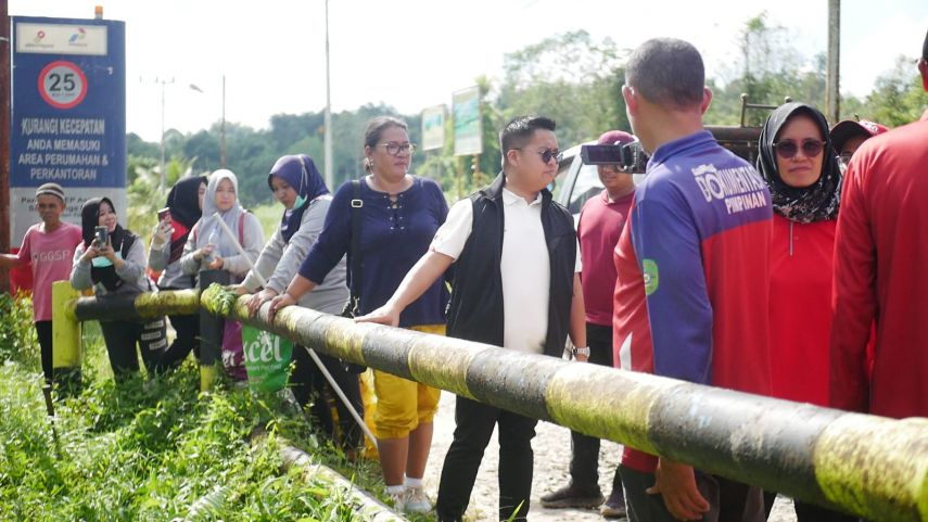 Bersihkan Saluran Drainase, Wabup Kukar Pimpin Langsung Gotong Royong di Samboja 