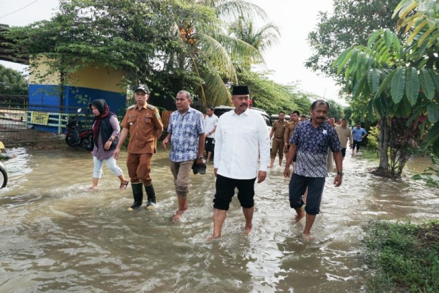 Tinjau Lokasi Banjir, Bupati Kukar Perintahkan Dinas PU Lakukan Penanganan