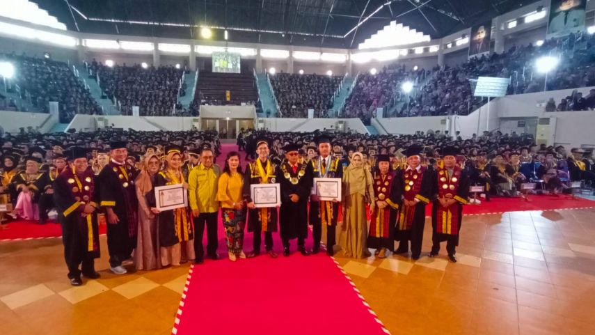 Luluskan 1.515 Wisudawan, Rektor Unmul Minta Alumni Perbarui Kemampuan Bahasa hingga Iptek