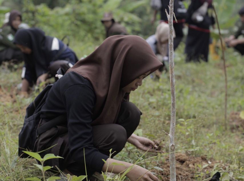 Peduli Lingkungan, Puluhan Pemuda Desa Sukaraja Gelar Aksi Tanam Pohon dan Bakti Sosial