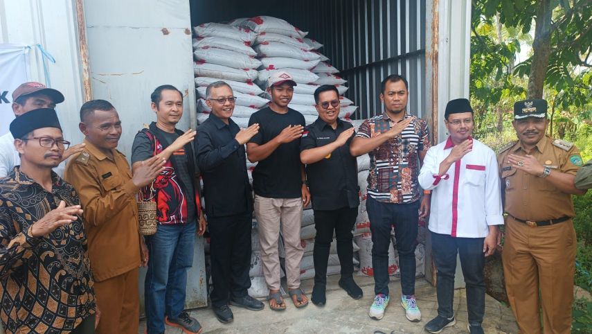 Wabup Kukar Serahkan Bantuan 217 Ton Pupuk di Tenggarong Seberang 
