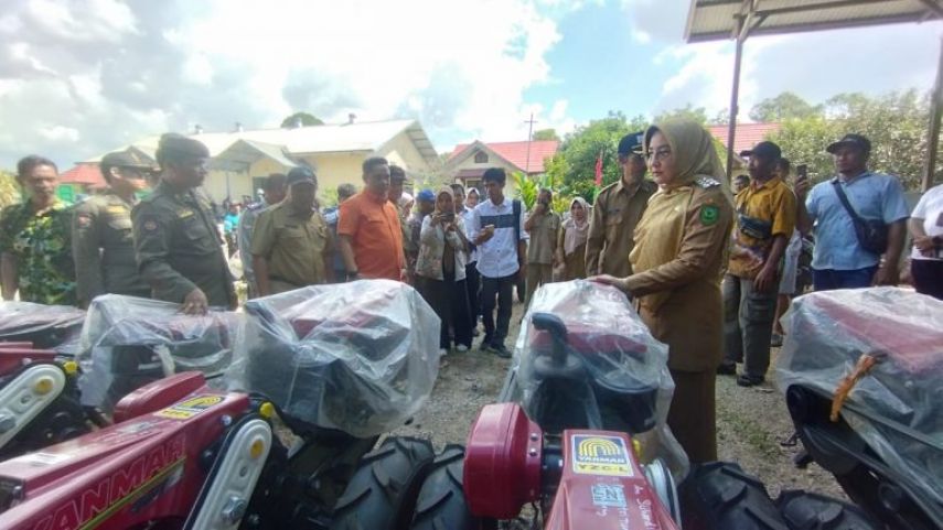 Bupati Sri Juniarsih Serahkan 48 Bantuan Alsintan kepada Petani di 4 Kecamatan: Komitmen Majukan Pertanian di Bumi Batiwakkal
