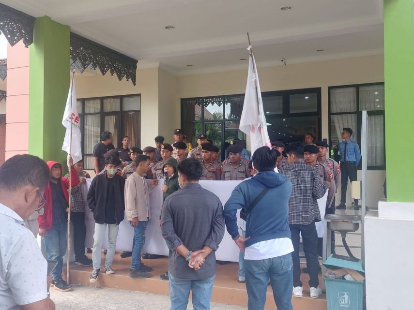 Mahasiswa Gelar Unjuk Rasa di DPRD Kukar: Tuntutan PAW Munabihuddin Segera Diproses