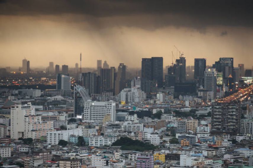 Teknologi Modifikasi Cuaca di Jakarta: Berhasil Turunkan Hujan, Tapi Tantangan Tetap Ada