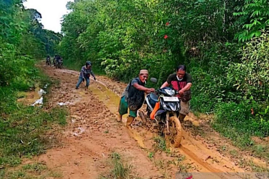 Hampir 800 Jiwa Terisolasi di Kutai Barat Akibat Akses Jalan Menuju Kampung Rusak Berat