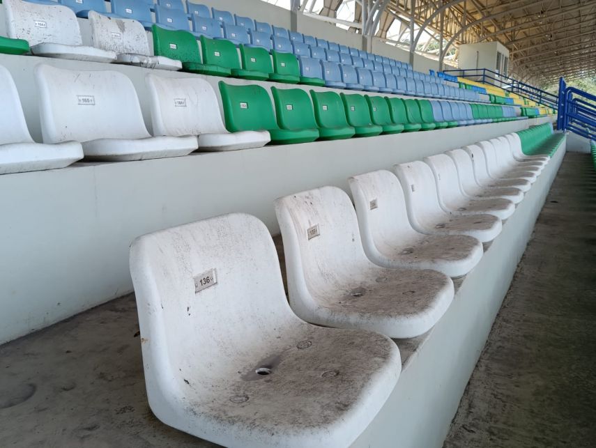 Stadion Mini Olymic Teluk Bayur Tidak Terawat, Tribun Penonton Kotor dan Berdebu