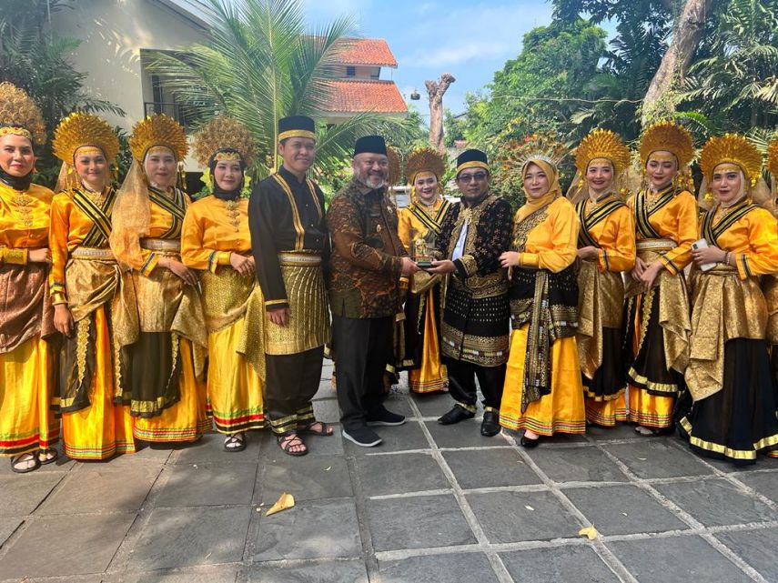 Wabup Gamalis Pimpin Rombongan Duta Seni Budaya Berau BEN Carnival 2nd 2023 di Blitar