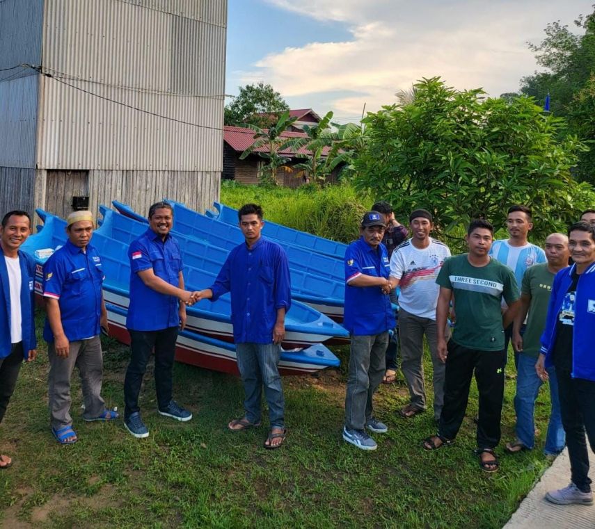 Anggota DPRD Kukar Fachruddin Serahkan Bantuan Kapal Nelayan hingga Sound System 