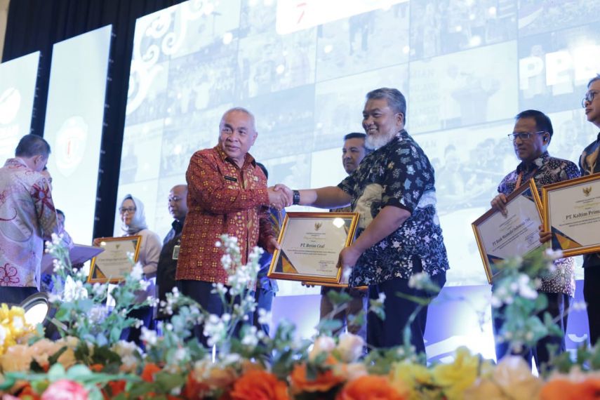 Komitmen Dukung Pembangunan Rumah Layak Huni, PT Berau Coal Kembali Terima Penghargaan dari Gubernur Kaltim Isran Noor