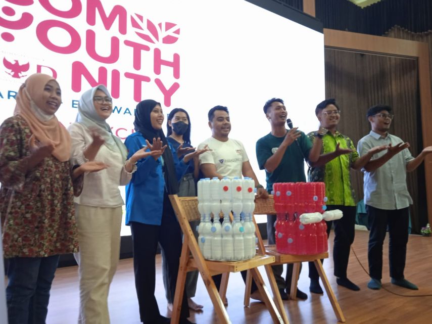 Kolaborasi IYD bersama Komunitas dan Kafe Samarinda, Ratusan Botol Plastik Disulap Jadi Tempat Sampah Bernilai