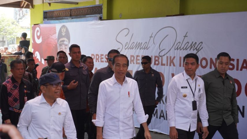 Jokowi Bagikan Ratusan Sembako, Kaos, hingga Amplop ke Sejumlah Pedagang Pasar Merdeka Samarinda