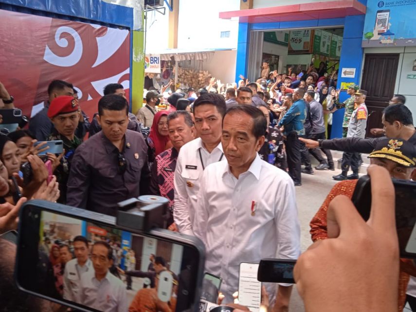 Jokowi ke Pasar Merdeka Samarinda, Puji Inovasi Sistem Pembayaran Digital yang Modern