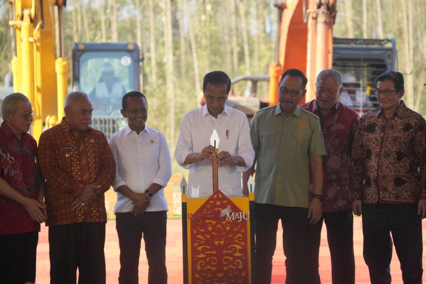 Hari Kedua Kunjungan ke IKN, Jokowi Letakkan Batu Pertama Pembangunan TC Timnas Indonesia