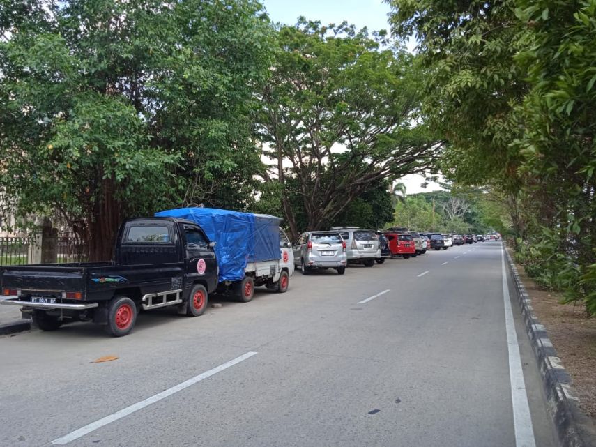 H-2 Larangan Parkir di Jalan Anggi, Puluhan Mobil Travel Masih Ngetem di Samping Masjid Islamic Center