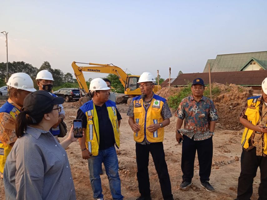 Anggota Komisi V DPR RI Irwan Fecho Tinjau Progres Penurapan Sungai Karang Mumus