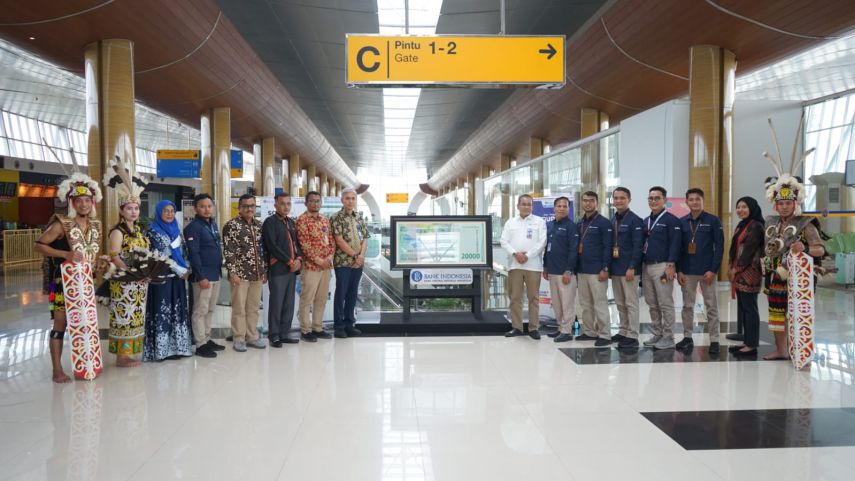 KPw BI Kaltim Gelar Edukasi Rupiah dan Serahkan Memorabilia Uang Rp 20 Ribu ke Bandara APT Pranoto