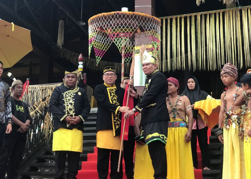 Pj Bupati PPU Dianugerahi Gelar Keluarga Kehormatan, Serahkan Kain Ulos Batak di Festival Nondoi 2023