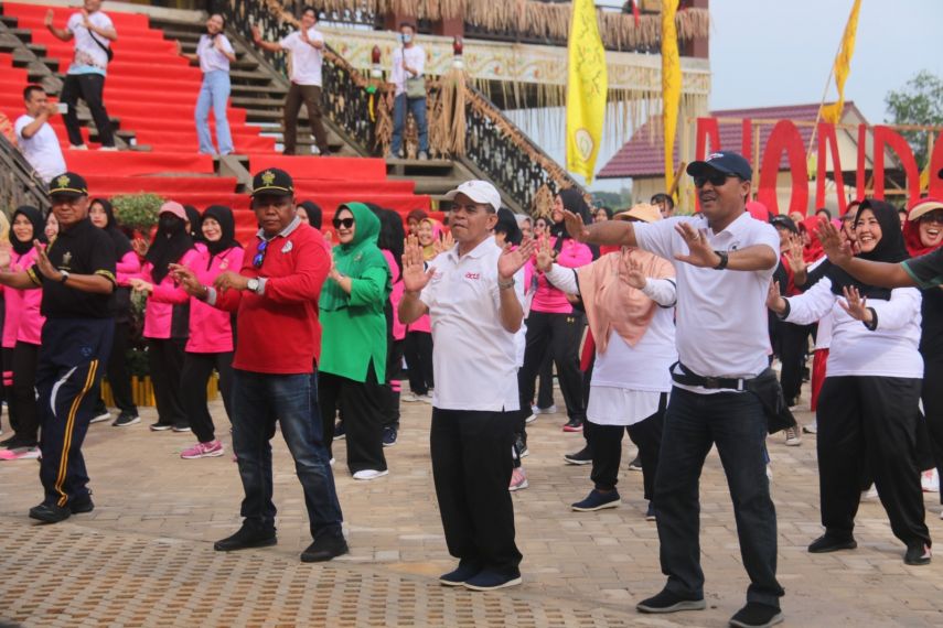 Apresiasi Seni dan Budaya, Sekda PPU Hadiri Senam Ronggeng Massal