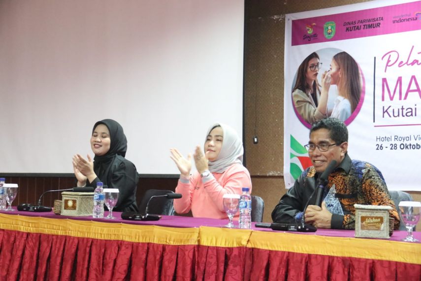 Kolaborasi dengan Dinas Pariwisata, Asti Mazar Inisiasi Pelatihan Make Up untuk Ibu-Ibu di Kutai Timur