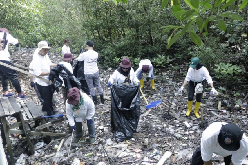 Gerakan Bersih Pantai di Bontang Berhasil Kumpulkan 1,52 Ton Sampah Plastik