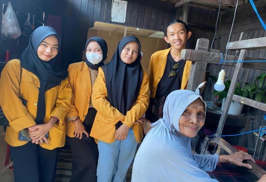 Lestarikan dan Dukung Ekonomi Lokal, UKM KPM Fisip Berkunjung ke Kampung Tenun