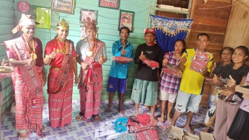 Serahkan 10 Pasang Pakaian Adat Bei Mau Malaka, Ketua DPRD Kutim Wujudkan Harapan Suku Timor di 110 Tepian Baru  