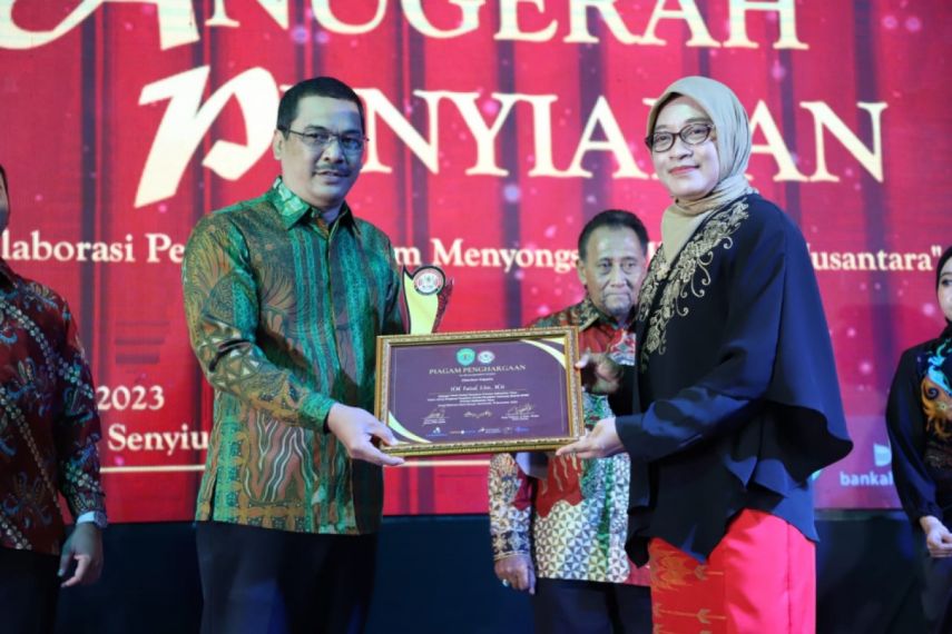 Kepala Diskominfo Kaltim Muhammad Faisal Raih Penghargaan Tokoh Peduli Penyiaran di KPID Award 2023