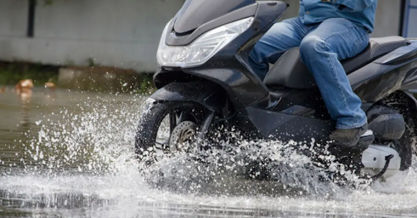 Sangat Mudah! Ini 5 Cara Aman Menerobos Banjir Pakai Motor Matic