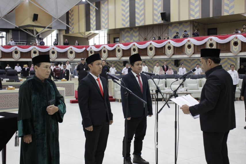 Hasanuddin Mas'ud Resmi Lantik PAW DPRD Kaltim yang Gantikan Masykur Sarmian dan Puji Hartadi