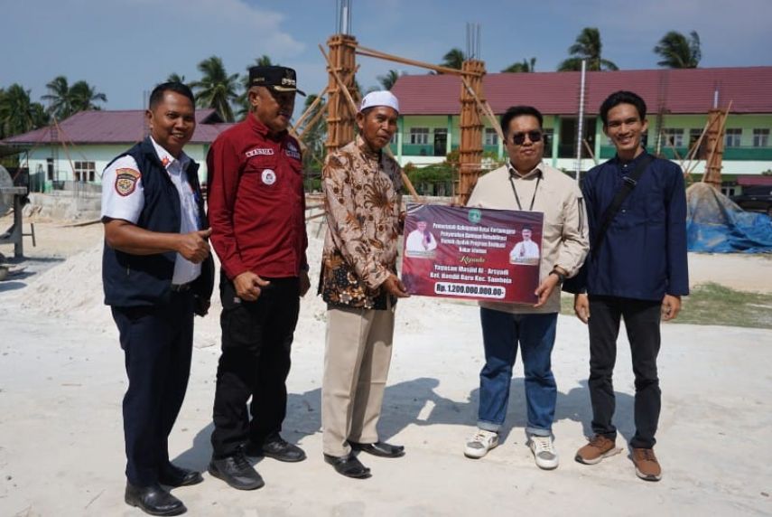Wabup Kukar Salurkan Dana Rehabilitasi Masjid Nurul Iman di Desa Muara Badak Ilir Senilai Rp 1,2 Miliar