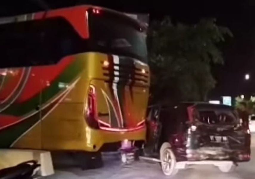 Aksi Kejar-kejaran Mobil Xenia dan Bus di Samarinda, Sejumlah Penumpang Alami Shock