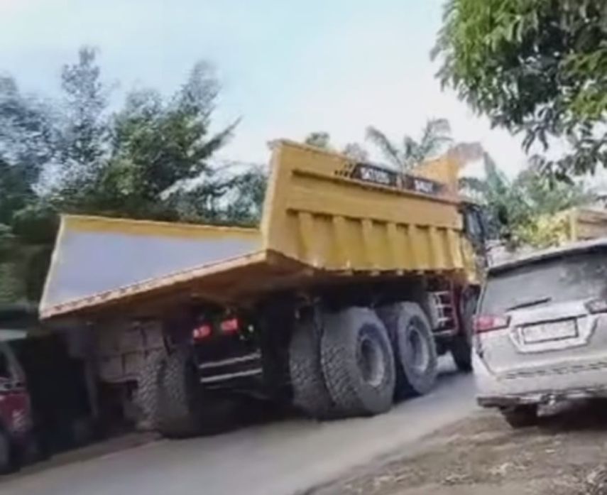 Satlantas Polres Kukar Hentikan 3 Unit Kendaraan Tambang Jenis DT yang Lintasi Jalan Umum di Kelurahan Jahab