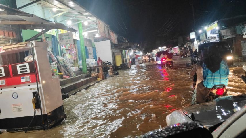 22 Titik di Samarinda Banjir akibat Hujan Deras: Sejumlah Kendaraan Mogok, Ada Mobil Hanyut