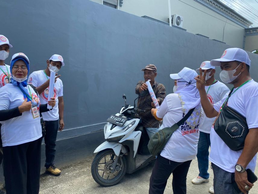 Relawan GSP Prabowo-Gibran Kaltim Bagikan 500 Paket Merchandise di Wilayah Sungai Kunjang