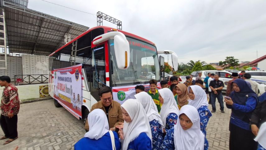 Pemkab Kukar Salukan Bus Angkutan Pelajar di Muara Jawa